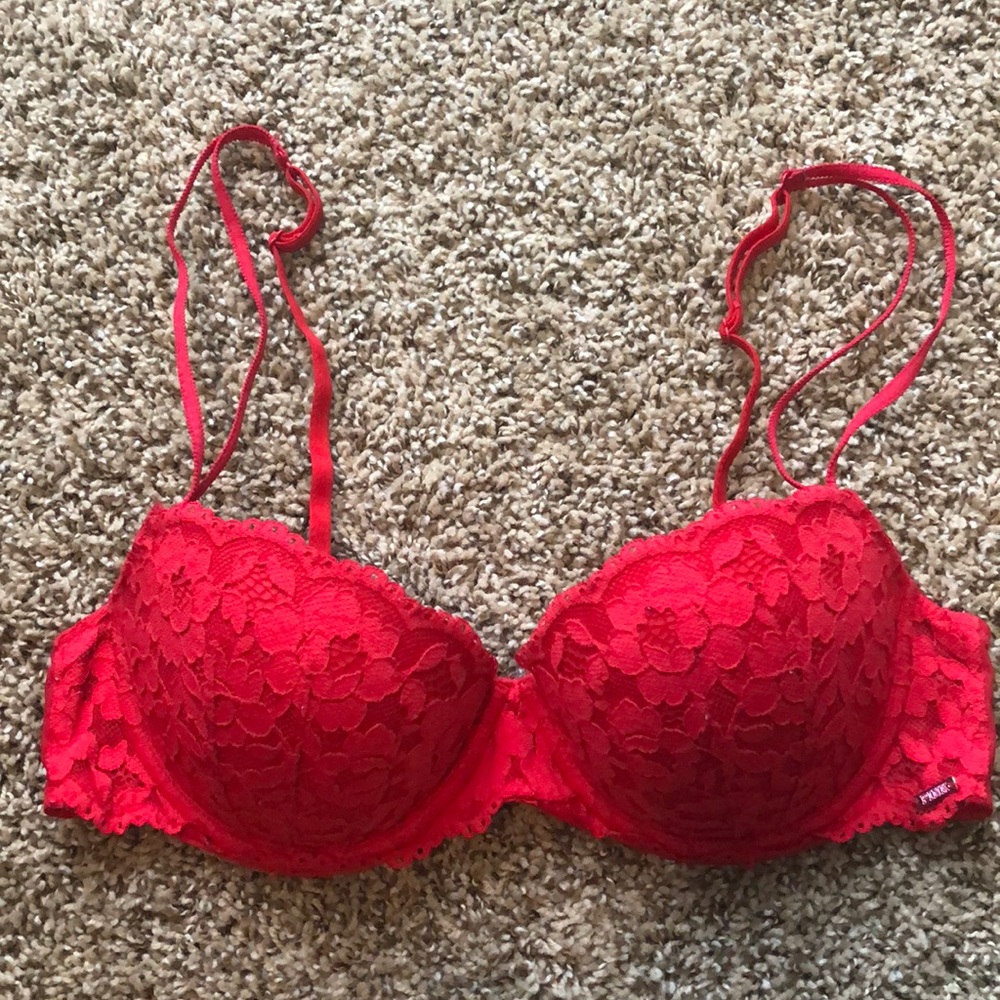 Red lace VS Pink bra
